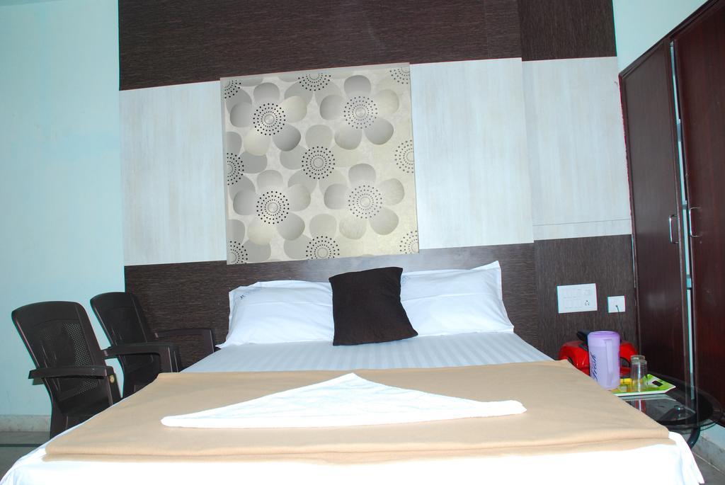 Jayalakshmi Residency Hotel Tirupati Værelse billede