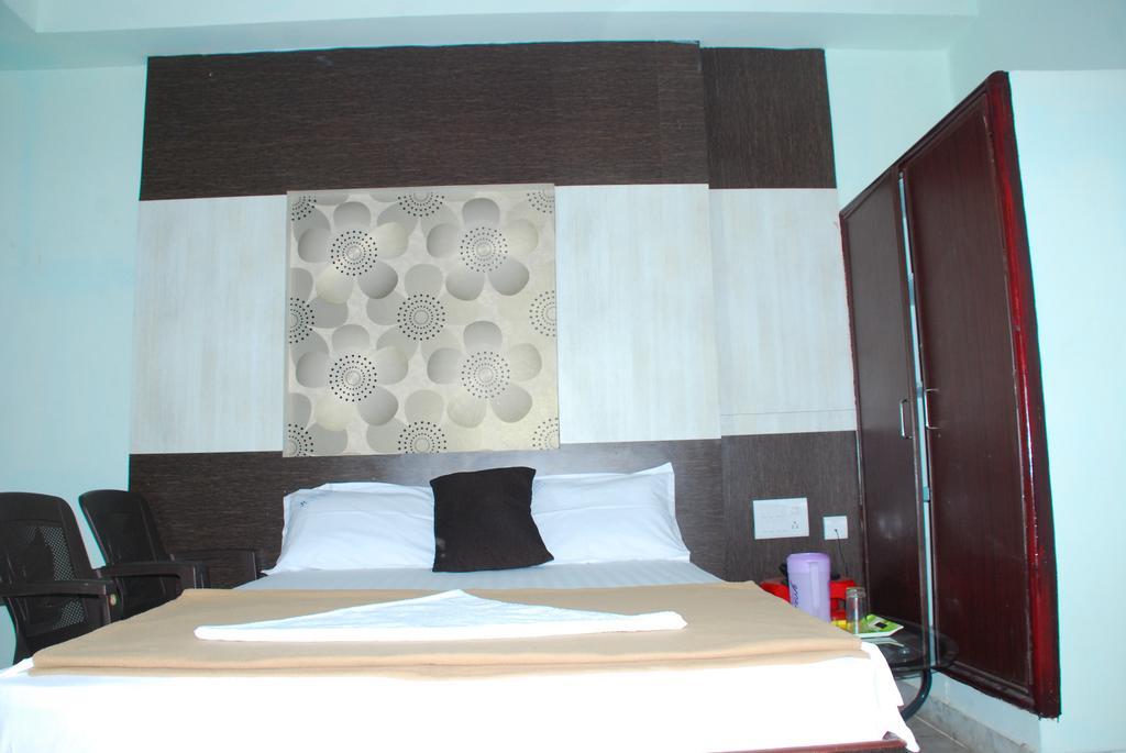 Jayalakshmi Residency Hotel Tirupati Værelse billede